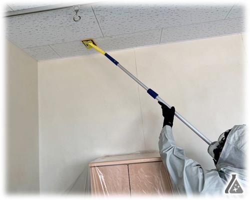 ジプトーン天井のカビ取り作業と防カビ加工